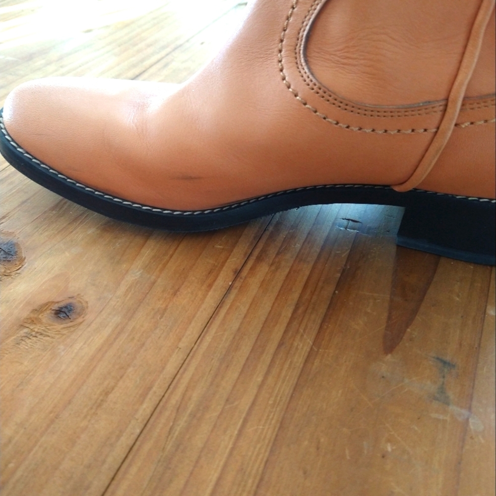 Boot - Picture 2 of 5